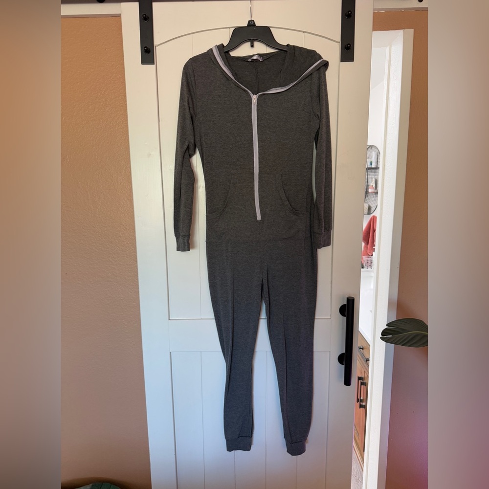 Cozy pajama onesie jumpsuit jersey material fits like S but tagged as L